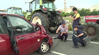 轎車疑爆胎失控撞耕耘機　釀一死三傷
