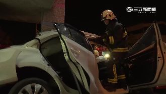 時速破百撞高捷　車上5人1死2命危