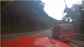 北市消防局公務車在蘇花公路右側超車惹議（翻攝畫面）