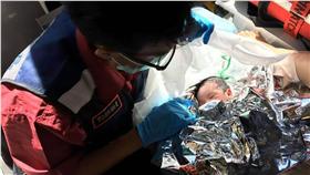 台東1名孕婦待產求援，小男嬰等不及50公里路程，在救護車上由消防員廖昱翔充當產婆順利接生，看到可愛小baby，25歲、未婚的廖昱翔很想當乾爹。（台東消防局提供）
中央社記者盧太城台東傳真  105年6月21日