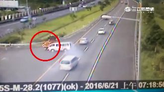 國道工程車迴轉　廂型車急剎打滑猛撞