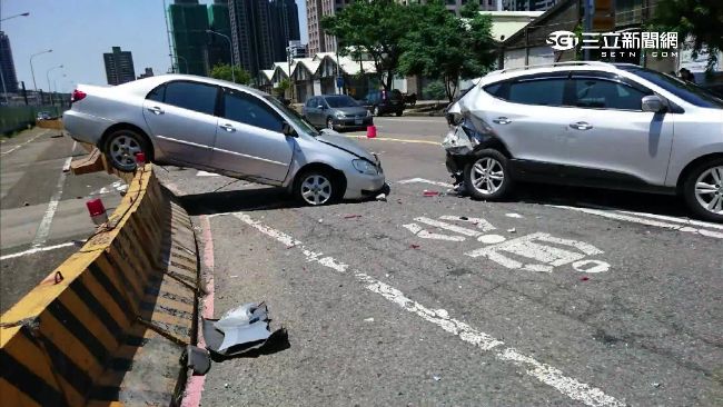 日正當中太刺眼　老翁開車恍神連環撞