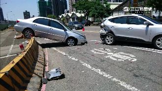 日正當中太刺眼　老翁開車恍神連環撞