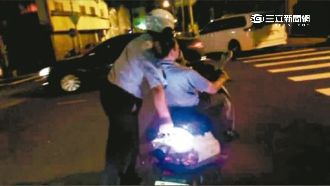警用機車當輪椅推　巡佐護送老翁回家