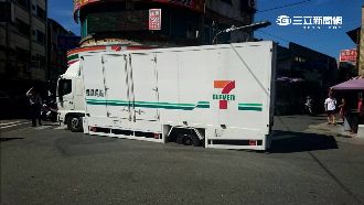 悚！道路地基掏空　物流車栽進坑洞內