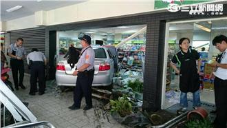 疑踩錯油門　7旬翁開車撞超商釀2傷