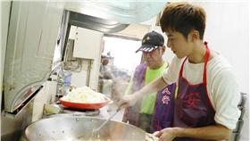 李國毅下廚給街友吃／人安基金會提供