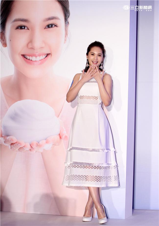 楊丞琳剛過完32歲生日，日前與男友李榮浩在日本旅遊被眼尖的路人爆料，戀情甜蜜的她表示：「好的感情，的確會讓人看起來更美」。（記者邱榮吉/攝影）

