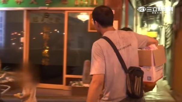 失業欠8月房租遭趕　爸爸找到工作了