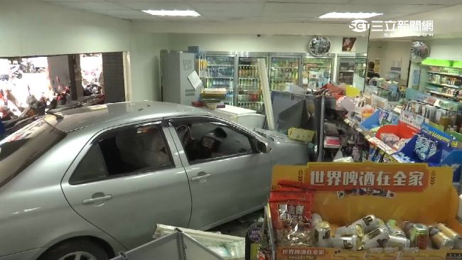 行動不便翁開車暴衝　鄰居：膽子真大