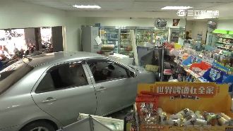 行動不便翁開車暴衝　鄰居：膽子真大