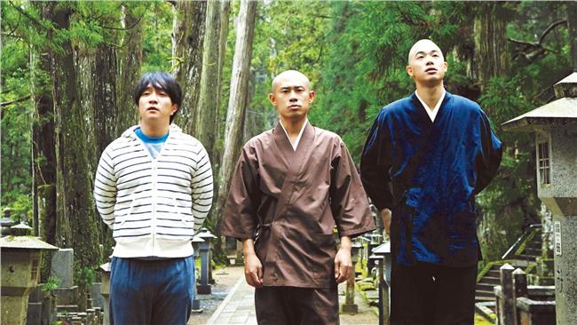 簡直像里長伯！伊藤淳史當和尚好忙