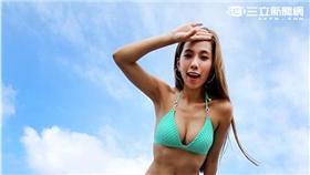 擁有32E巨乳的正妹宇婷撐爆性感誘人比基尼，海邊秀火辣身材。（記者邱榮吉/攝影）