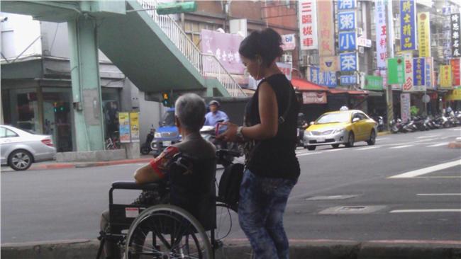 未來續聘外勞免出境　雇主可避空窗期