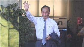 鴻海22日舉行股東會，鴻海董事長郭台銘向媒體揮手致意。中央社記者謝佳璋攝 105年6月22日