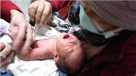 嬰兒接種卡介苗▲圖／攝影者陳好酸, flickr CC Licensehttps://www.flickr.com/photos/dennis_hsuan/5508690651/in/photolist-avaGKm-9oMtP2-8qNogJ