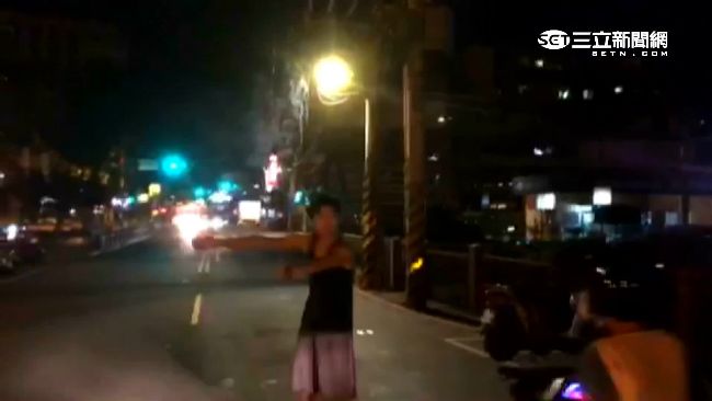 電桿火花四射　路過勇男挺身指揮交通