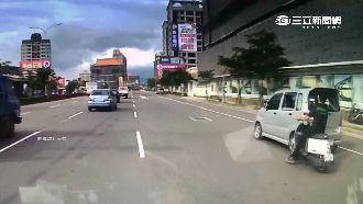 汽車拋錨機車救援　騎士伸腳推車走