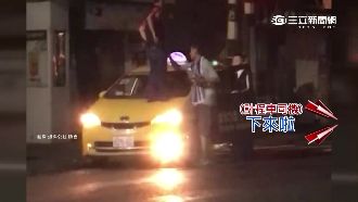 撞小黃和解談不攏　男跳引擎蓋示威