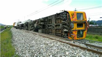 多圖／台鐵列車花蓮翻覆　現場照曝光