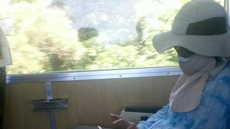 洪素珠返回高雄　變裝躲媒體未返家