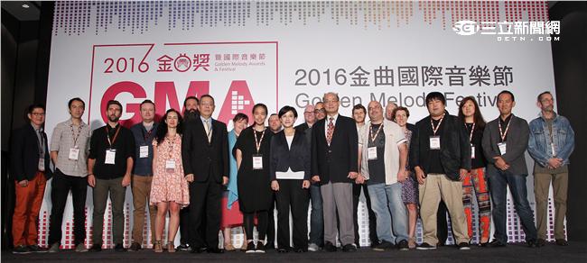 藝人魏如萱、MATZKA、日本樂團快步舞PASSEPIED，出席2016金曲國際音樂節開幕記者會。（記者邱榮吉/攝影）


