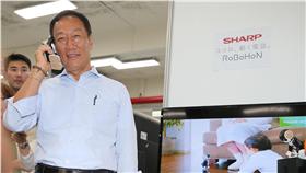 鴻海董事長郭台銘（前）22日出席股東會後，特地下樓 參觀夏普產品展示區。 中央社記者謝佳璋攝 105年6月22日