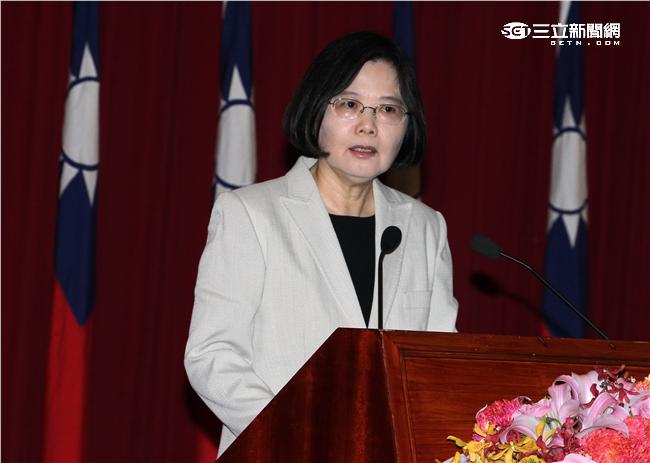 蔡英文總統致詞賀勉晉任將官並握手道賀。（記者邱榮吉/攝影）