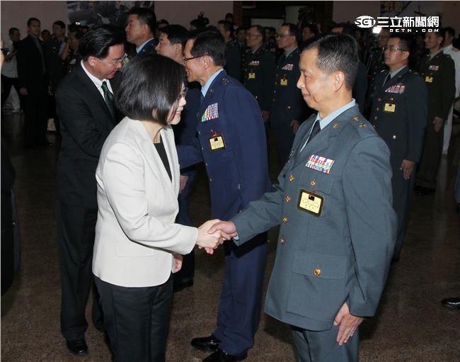 蔡英文總統致詞賀勉晉任將官並握手道賀。（記者邱榮吉/攝影）