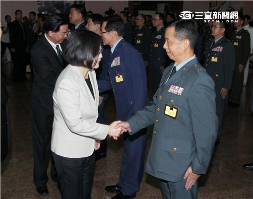 蔡英文總統致詞賀勉晉任將官並握手道賀。（記者邱榮吉/攝影）