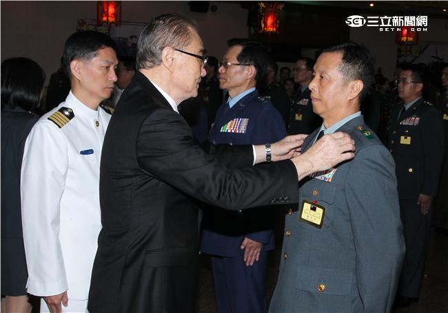 國防部長馮世寬主持105年下半年陸海空軍將官晉任布達暨授階典禮。（記者邱榮吉/攝影）