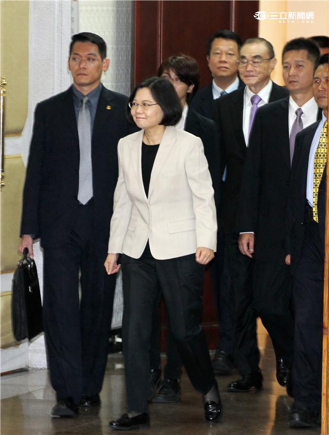 蔡英文總統致詞賀勉晉任將官並握手道賀。（記者邱榮吉/攝影）