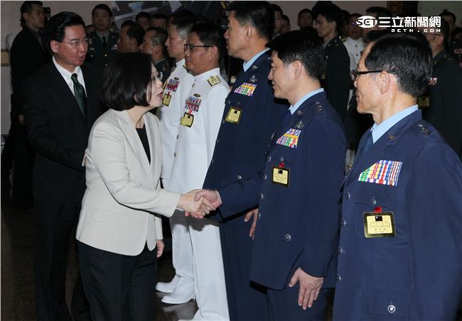 蔡英文總統致詞賀勉晉任將官並握手道賀。（記者邱榮吉/攝影）