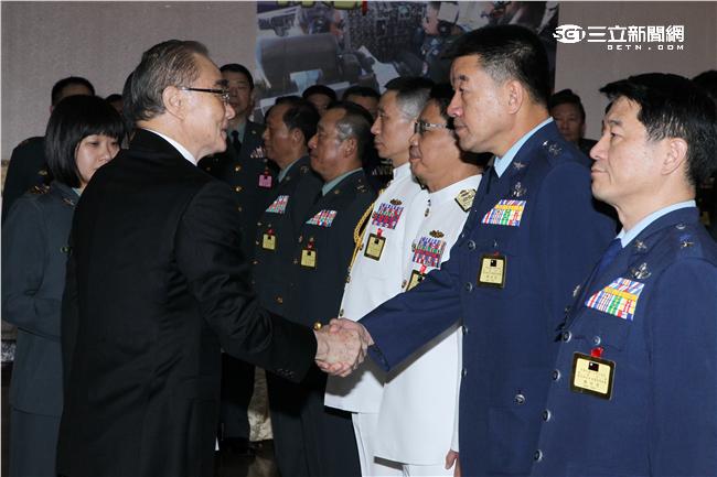 國防部長馮世寬主持105年下半年陸海空軍將官晉任布達暨授階典禮。（記者邱榮吉/攝影）