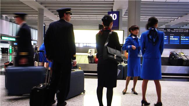 空服員間歇性罷工　航空公司通通投降