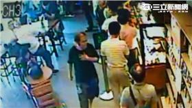 禿頭黑衣男趁咖啡店人潮眾多時潛入休息室偷手機（翻攝畫面）