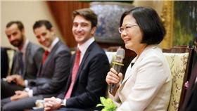蔡英文總統接見2016年國際青年菁英領袖研習班」學員。（圖／總統府提供）