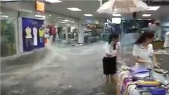 影／賣場慘遭洪水侵襲　人都快被沖走