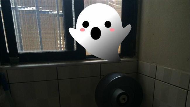 上廁所被偷窺！他怪笑讓網友嚇到崩潰