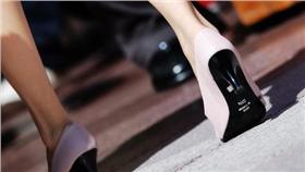 高跟鞋
https://www.flickr.com/photos/10154711@N07/1440586611/in/photolist-3ciodc-dpazwk-dpaxia-6Fb2K5-dpamZk-79W2MG-ovEK7m-dN66SD-ogcGgT-dUtxme-dNjtuz-hvLYJp-dW74Jc-h9Kax9-dWboS5-dRyQak-EYz2ZD-dEYsqP-dW5Nm2-dMvVoW-dxBWFn-dNbEfs-dMBdGC-dWbpEs-FTPHtK-dxH2Pb-dQGMrU-dtVS1M-dFp2dQ-dF4SX9-dxAQBz-dtHBW8-7M9YfZ-dxHnZC-7mhsjV-dEYuKp-oxG9AF-5emZUc-7wihJj-6a99Nh-dxHnFf-dV38YJ-dMr5CV-hxbL9S-dEYuz4-dMBd3Q-dRAtzK-ovEj71-8Bc2BP-ambTKH