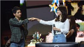 「宋宋CP」宋慧喬在宋仲基成都場見面會上合體
（圖翻攝自Blossom Entertainment）