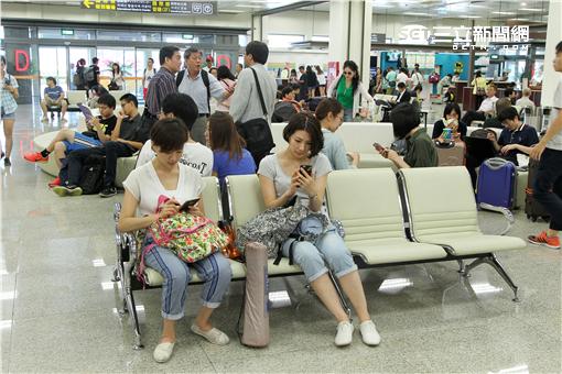 華航空服員前往松山機場舉牌、發傳單，捍衛自己的權益。（記者邱榮吉/攝影）