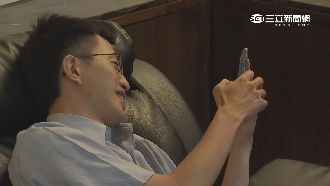 就愛關燈滑手機　民眾短暫失明嚇壞