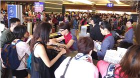 華航空服員罷工 旅客等候
華航空服員罷工24日零時正式開始，從桃園和松山出發
班機全面停飛，桃園機場華航櫃台螢幕公布罷工訊息，
上午櫃檯前仍有許多準備出國旅客在現場等候進一步的
消息。
中央社記者施宗暉攝 105年6月24日