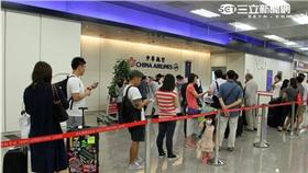 華航空服員前往松山機場舉牌、發傳單，捍衛自己的權益。（記者邱榮吉/攝影）