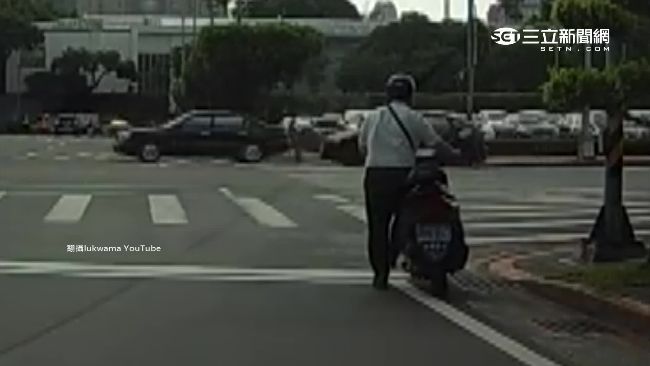 騎士牽車右轉闖紅燈　警：同樣可開罰