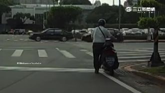 騎士牽車右轉闖紅燈　警：同樣可開罰