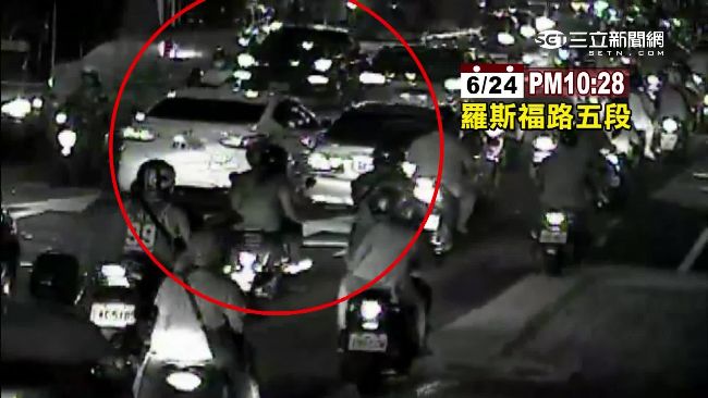 為搶車道　兩車主當街上演「格鬥戰」