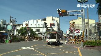 平交道號誌疑故障　汽機車冒險穿越