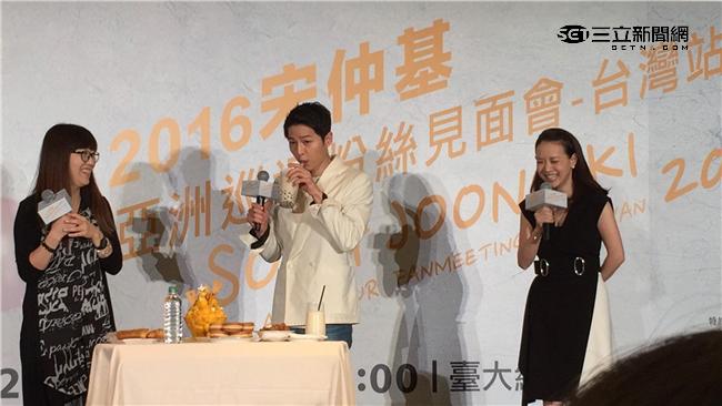 宋仲基狂吸珍奶　要求拿到飯店繼續喝